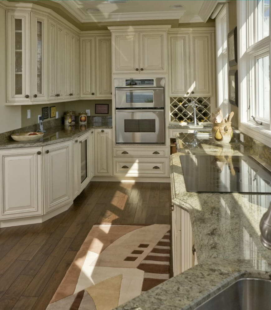 6-blanc-cuisine-parquet-sombre-870x993