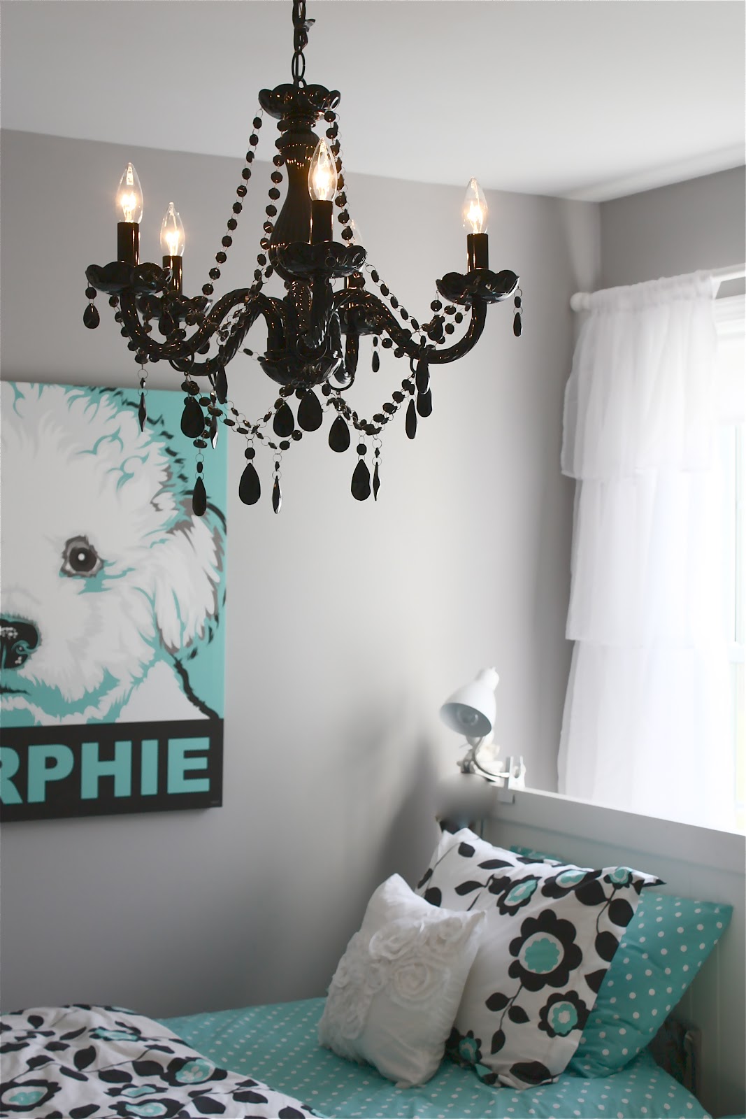 Le lustre dans la chambre