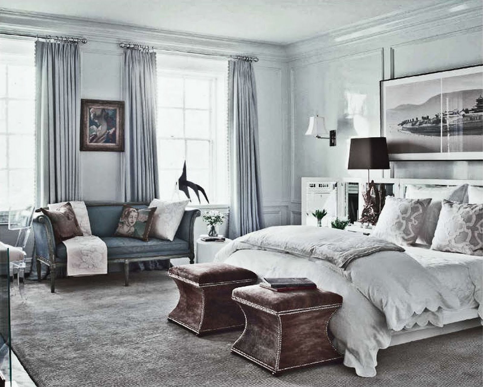 étonnant-doux-gris-tissu-chesterfield-canapé-style-aussi-gris-rideau-pour-larges-fenêtres-aussi-bien-que-blanc-appliques-murales-sur-grand-blanc-maître-literie-en vintage-grey-chambre-idées-271