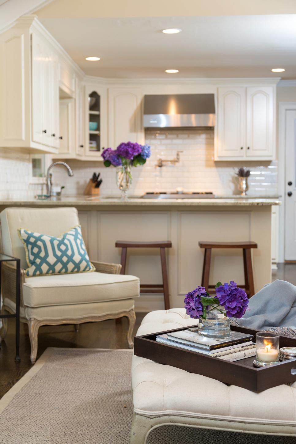 anna-braund_atlanta-ranch-remodel-sitting-area-jpg-rend-hgtvcom-966-1449
