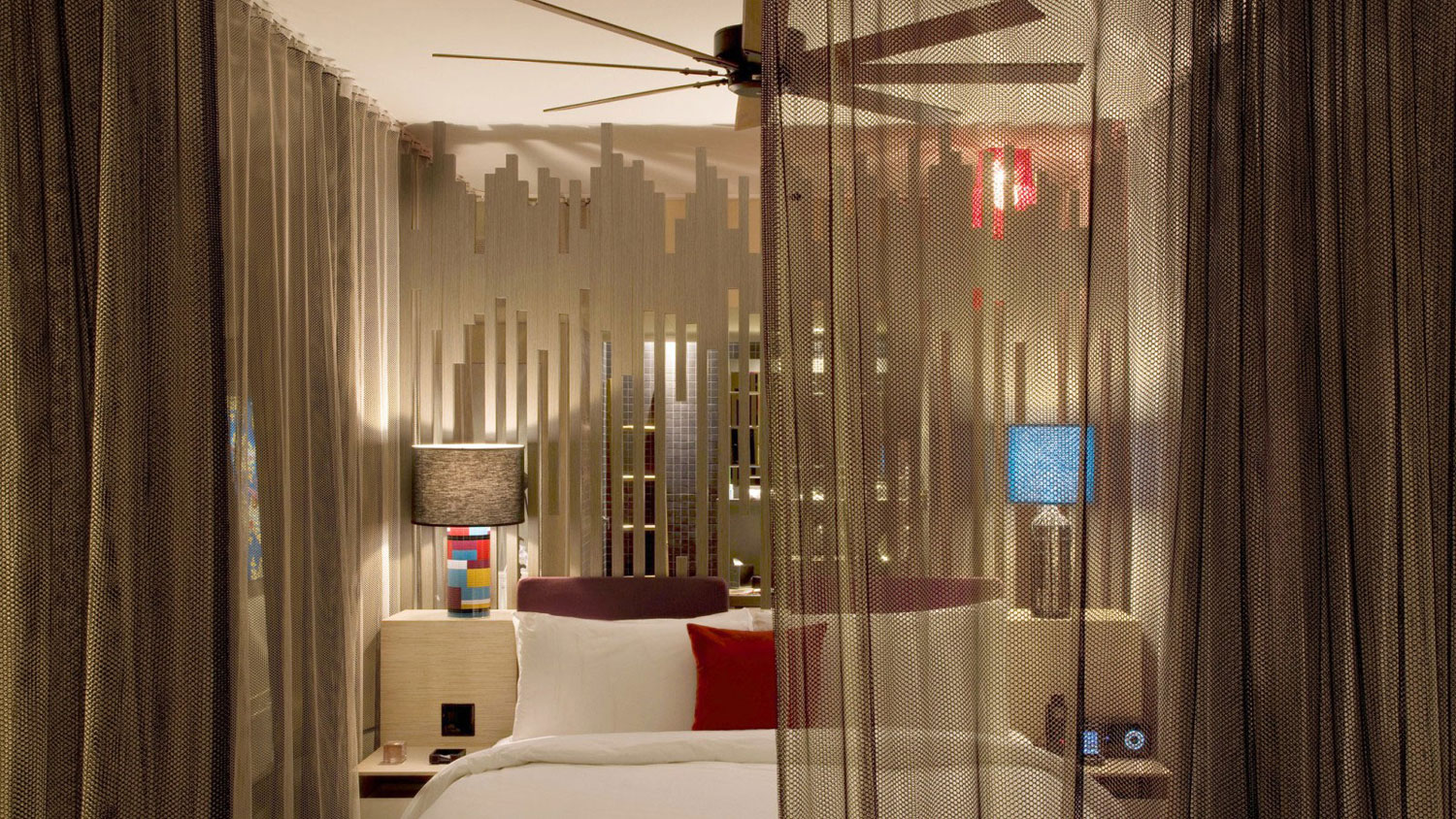 design-chambre-incroyable-avec-rideaux-bruns-a-w-hotel-spa