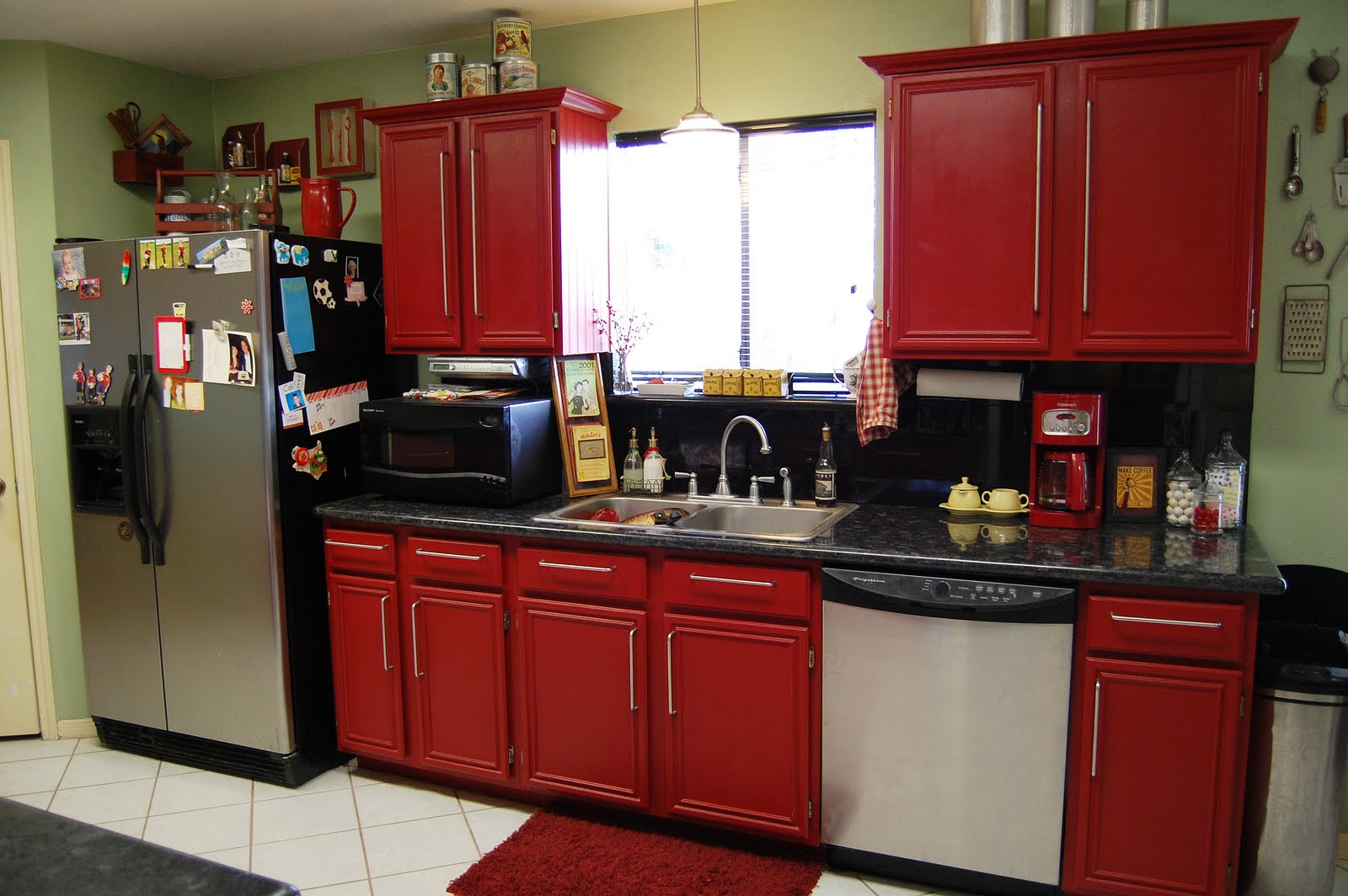 joli-meuble-de-cuisine-avec-une-armoire-de-cuisine-rouge-entre-une-petite-fenêtre-sur-un-mur-calme
