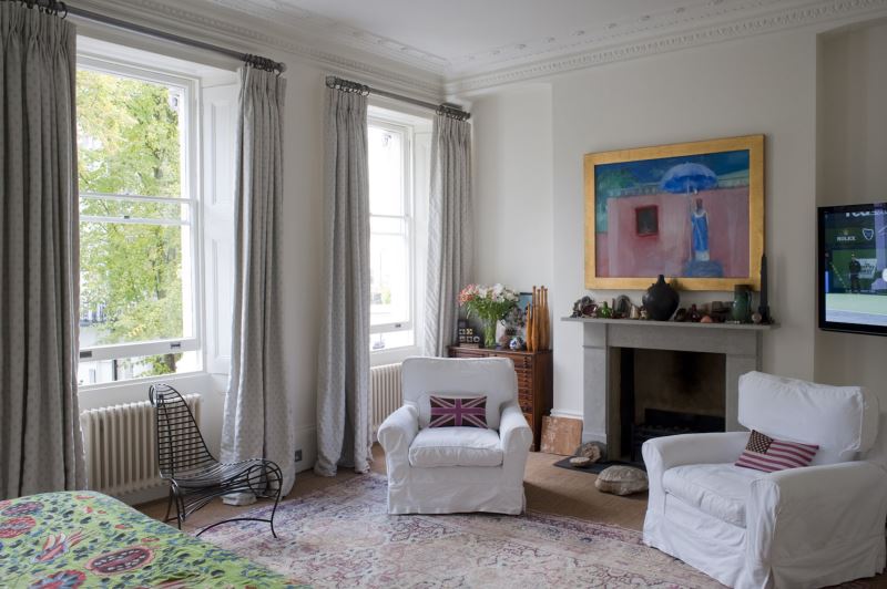 jolie-maison-urbaine-design-idée-pour-salon-avec-fauteuils-blancs-cheminée-grise et-rideaux gris-belle-maison-urbaine-idées-design-intérieur
