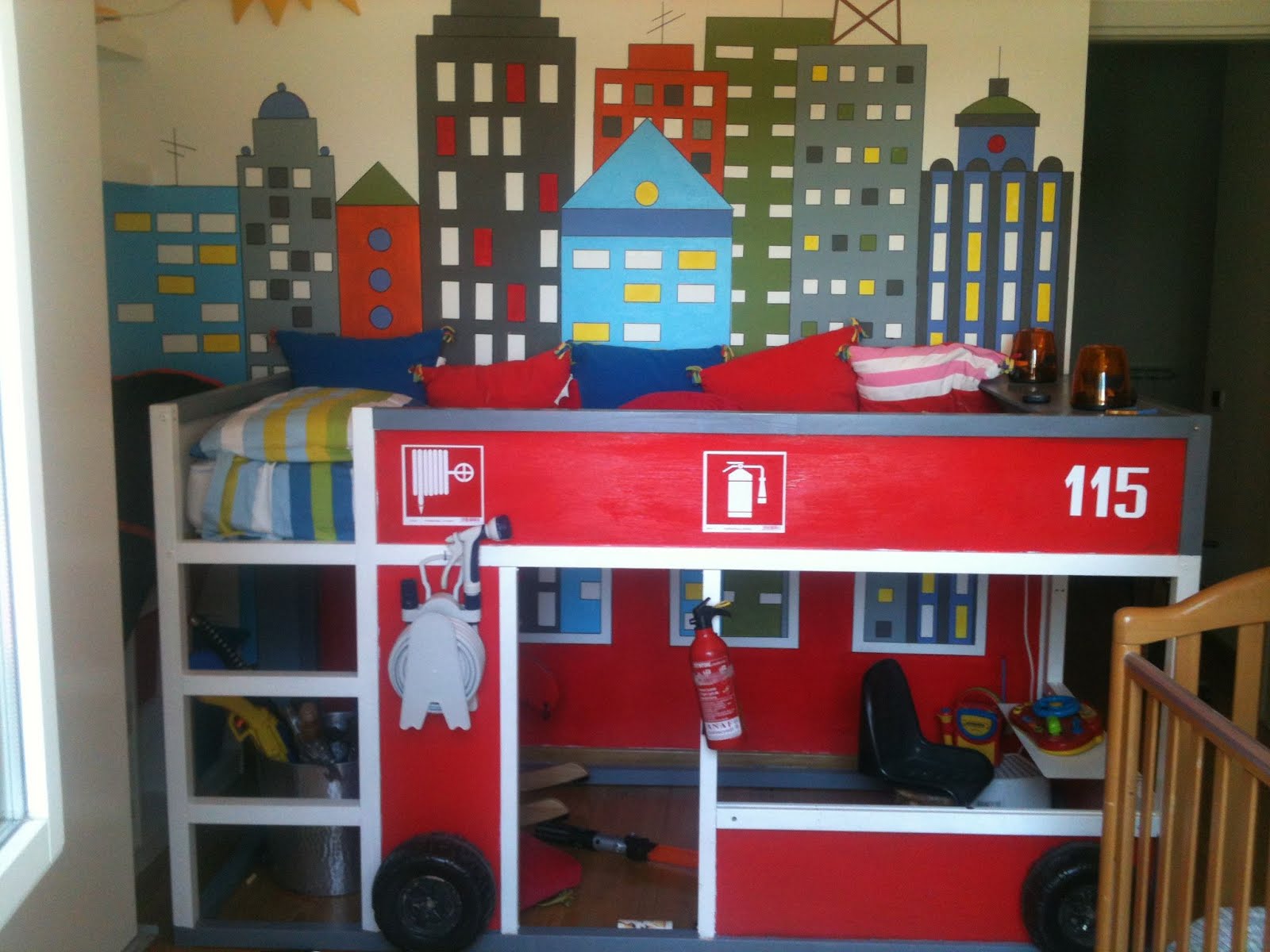 chambre-belle-ikea-meubles-enfants-chambre-avec-charmants-gratte-ciel-illustration-peinture-papier peint-comme-confortable-enfants-sticker mural-élégant-rouge-blanc-twin-sur-twin-lit-enchanteur- affichage-ikea-12-jpg