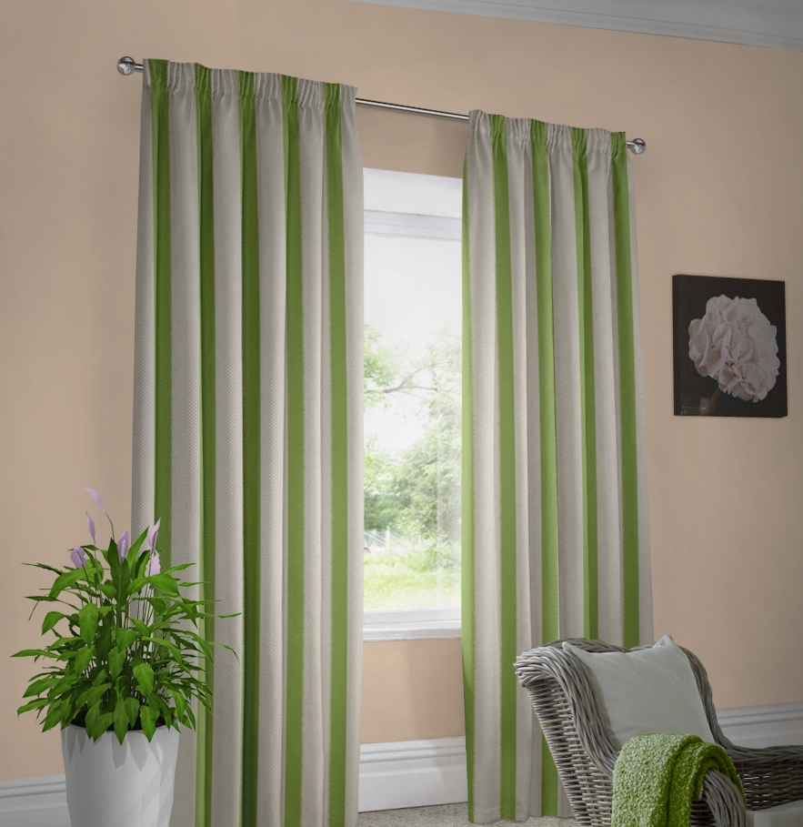 murs-beige-rideaux-vert-laiteux-avec-rayures-la-couleur-des-pieces-interieures