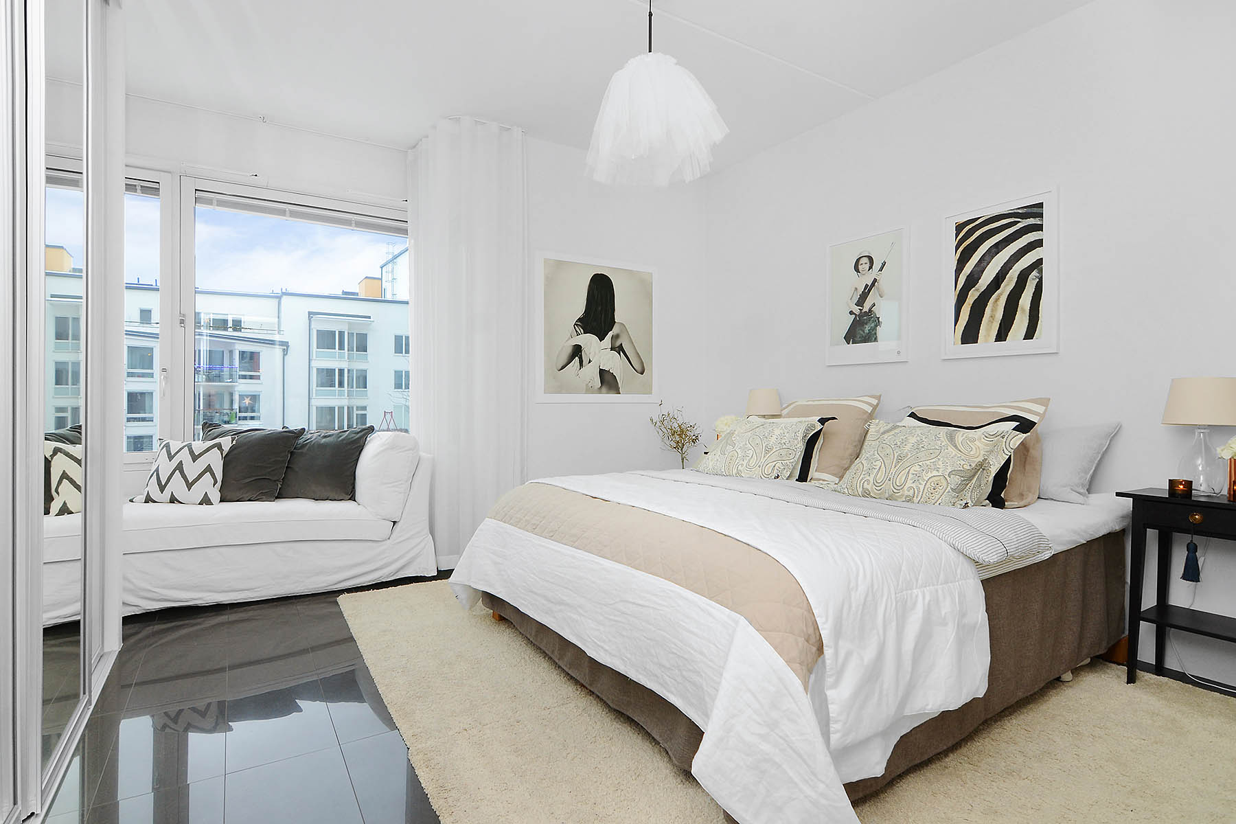 Bright_bedroom_2017