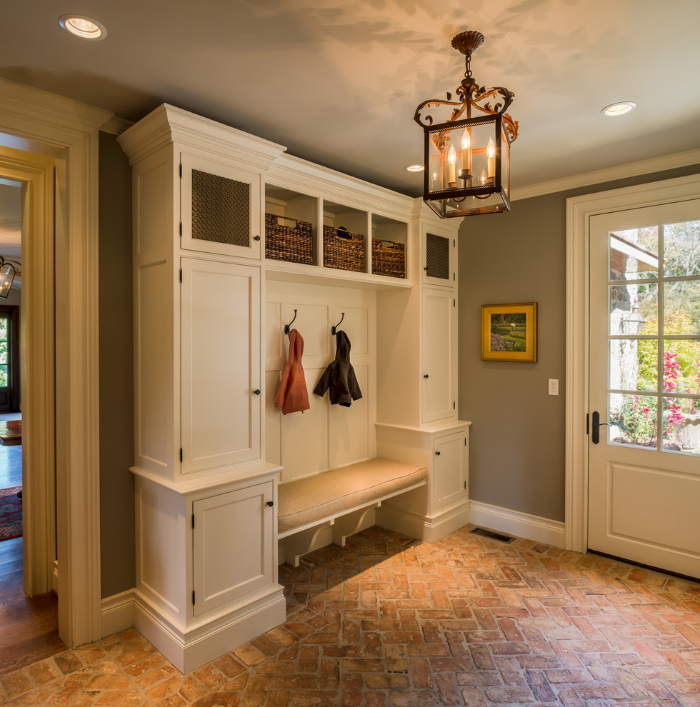 banc-intégré-avec-entrée-de-stockage-traditionnel-avec-salle-de-boue-design-cubby-hole-storage-8