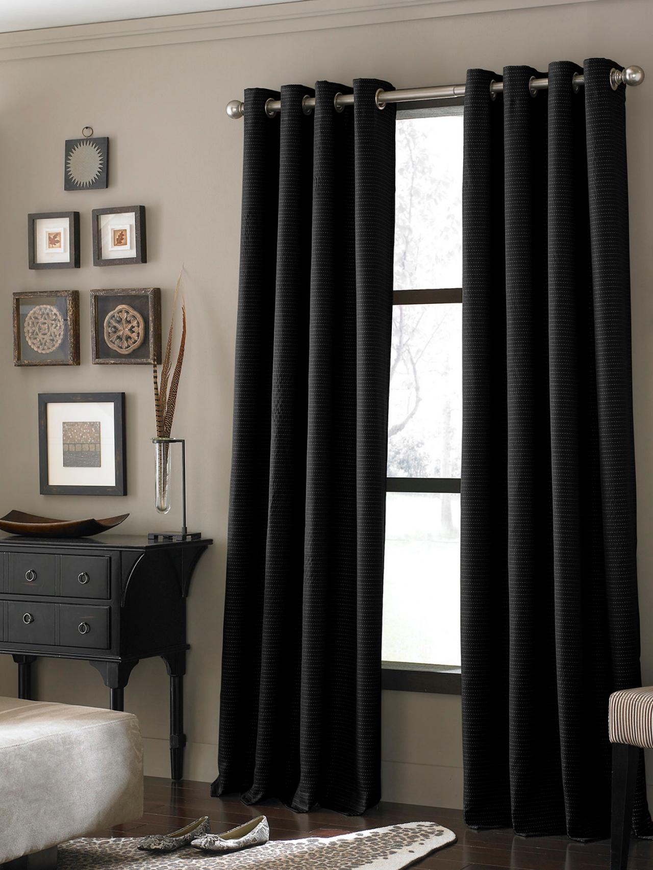 ci-curtainworks_living-room-window-treatment_s3x4-jpg-rend-hgtvcom-1280-1707
