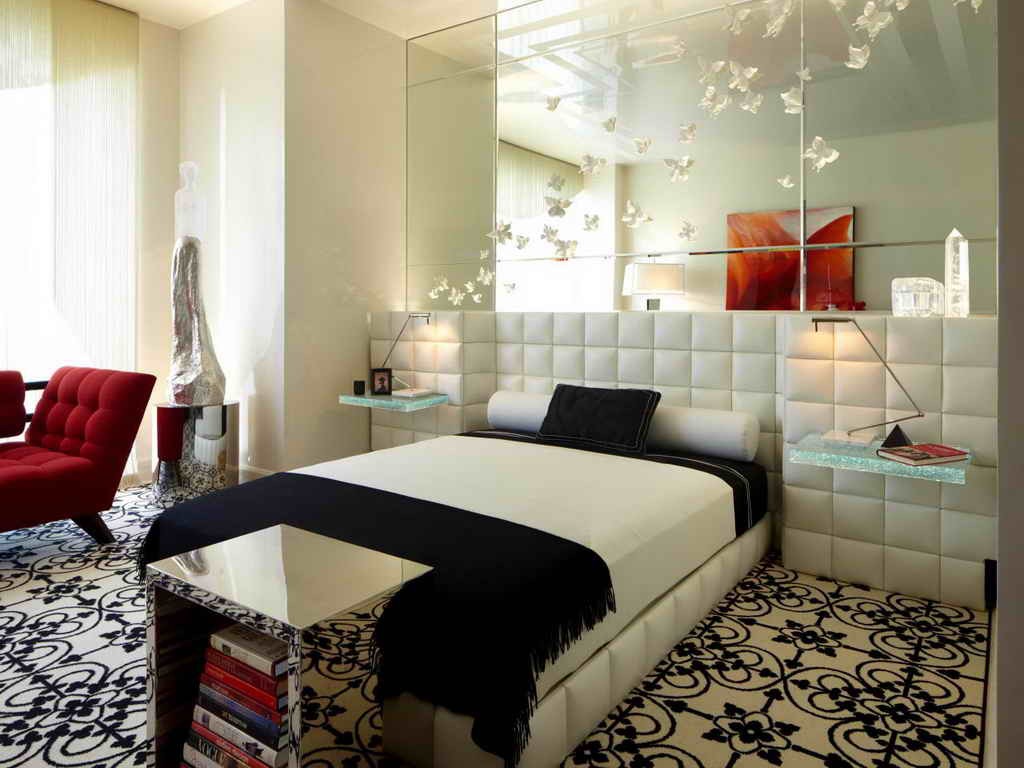 Le miroir dans la chambre