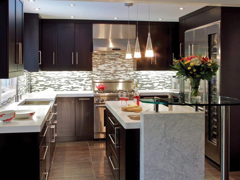 cool-vintage-cuisine-design-avec-gracieux-gris-et-brun-couleur-schéma-plus-mignon-fleurs-décor-aussi-sophistiqué-mosaïque-tuile-dosseret-design-idées