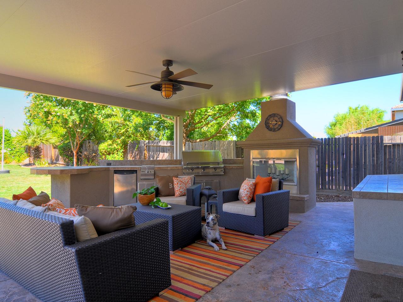 dp_kerrie-kelly-neutral-contemporain-salon-extérieur-cuisine_h-jpg-rend-hgtvcom-1280-960