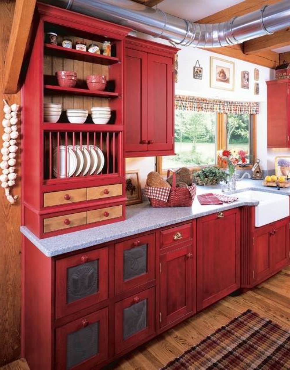 exquises-grandes-armoires-de-cuisine-rouges et-petite-vitre-plus-chic-parquet