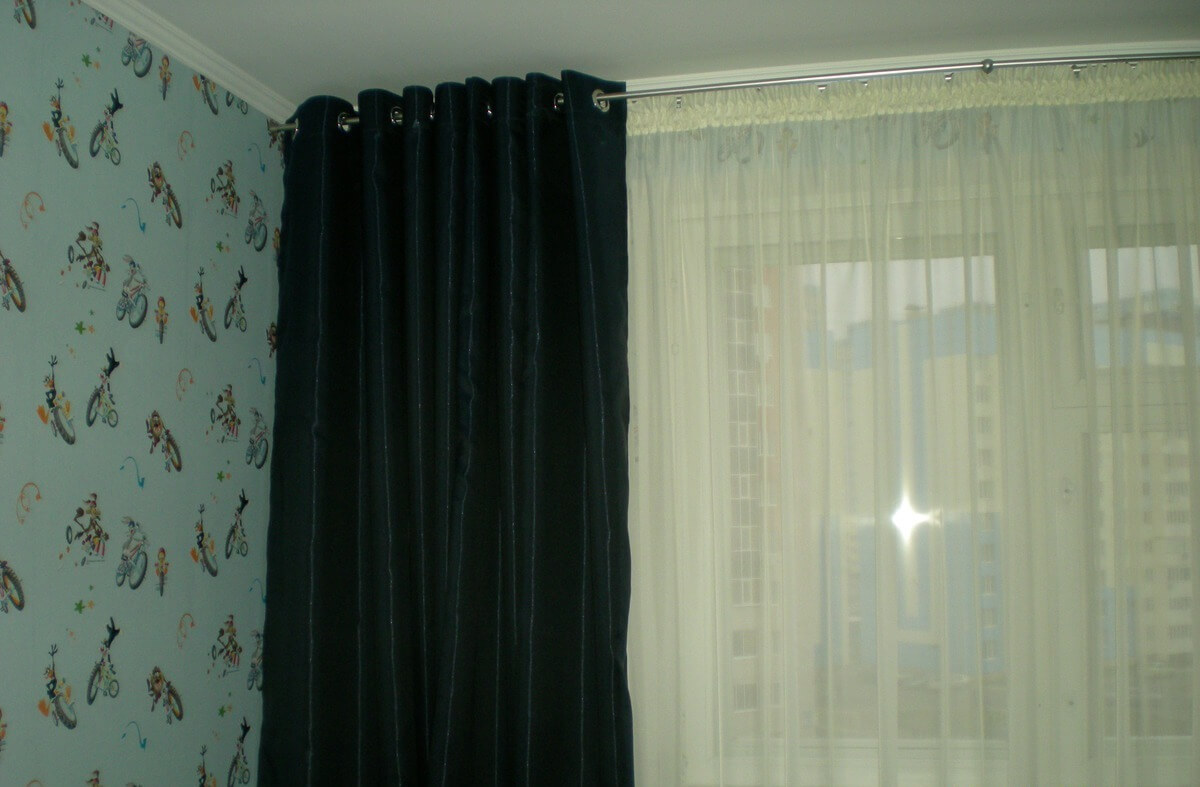foto-37-plotnye-zelenye-portery-na-ljuversah-dlja-spalni