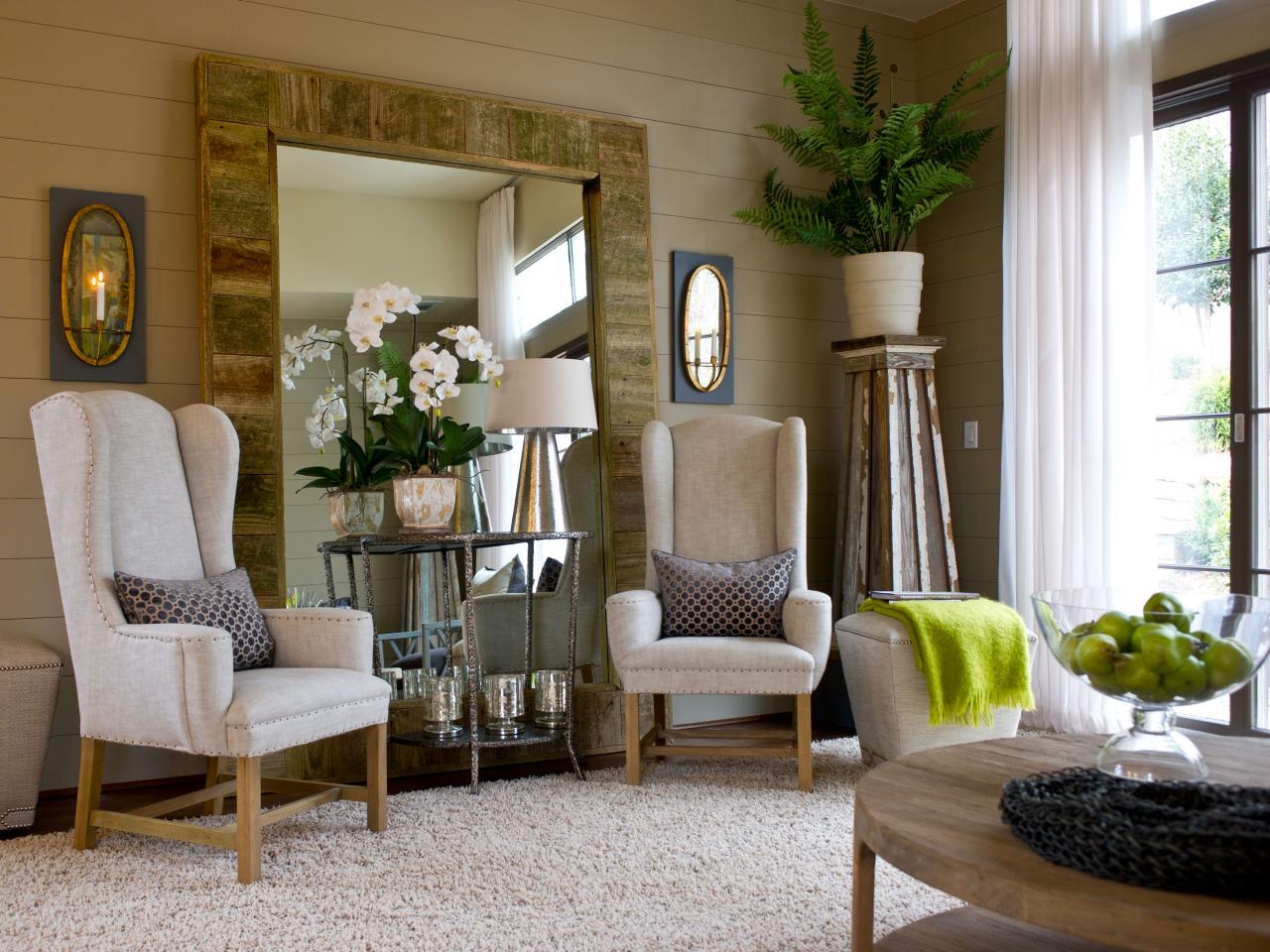 gh2012_salon-15-chaises-miroir-cour-epp4867_s4x3-jpg-rend-hgtvcom-1280-960