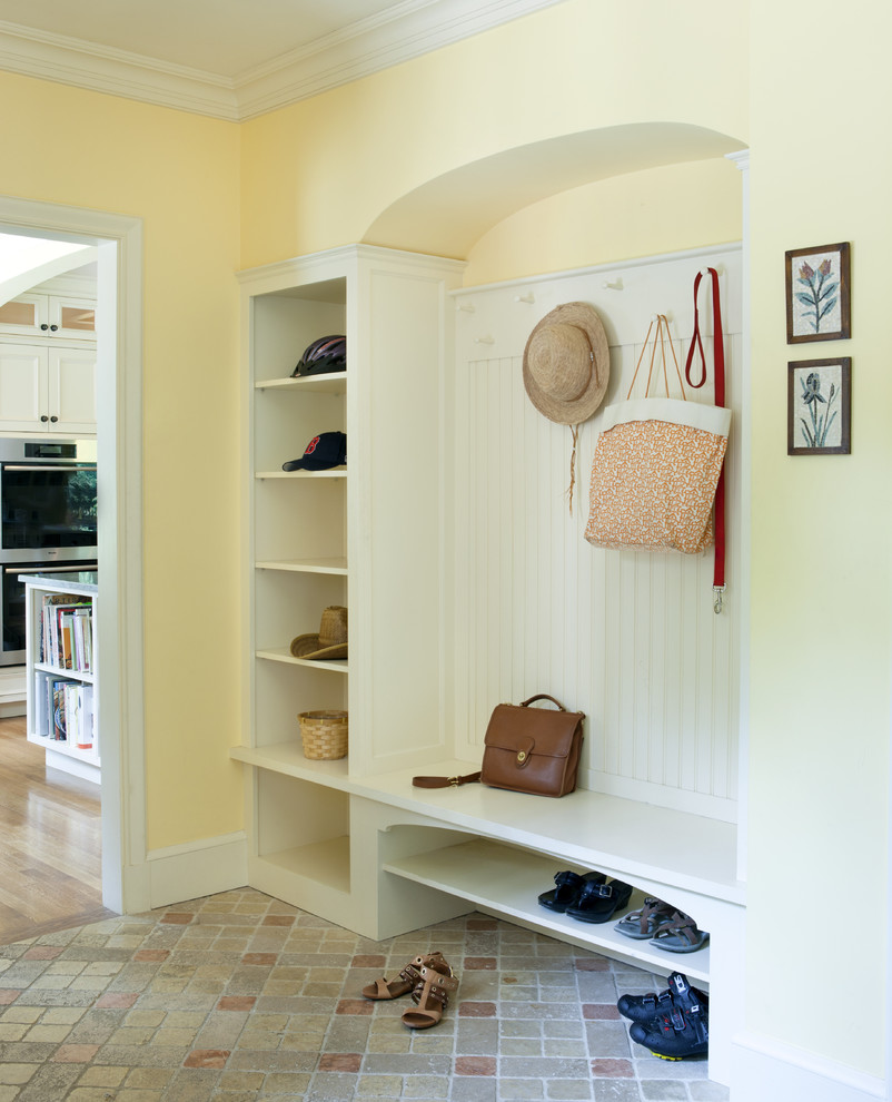 beau-hall-arbre-stockage-banc-tendance-boston-inspiration-traditionnelle-entrée-avec-alcôve-arc-perle-planche-beadboard-encastré-stockage-coathooks-couronne-moulage-cubbies-mudroom- stockage