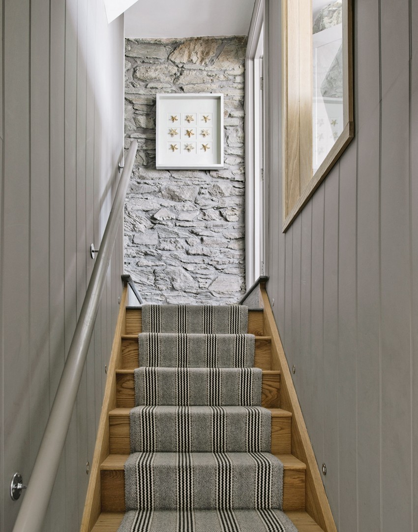 escalier-gris-avec-mur-de-brique-et-marche-d'escalier