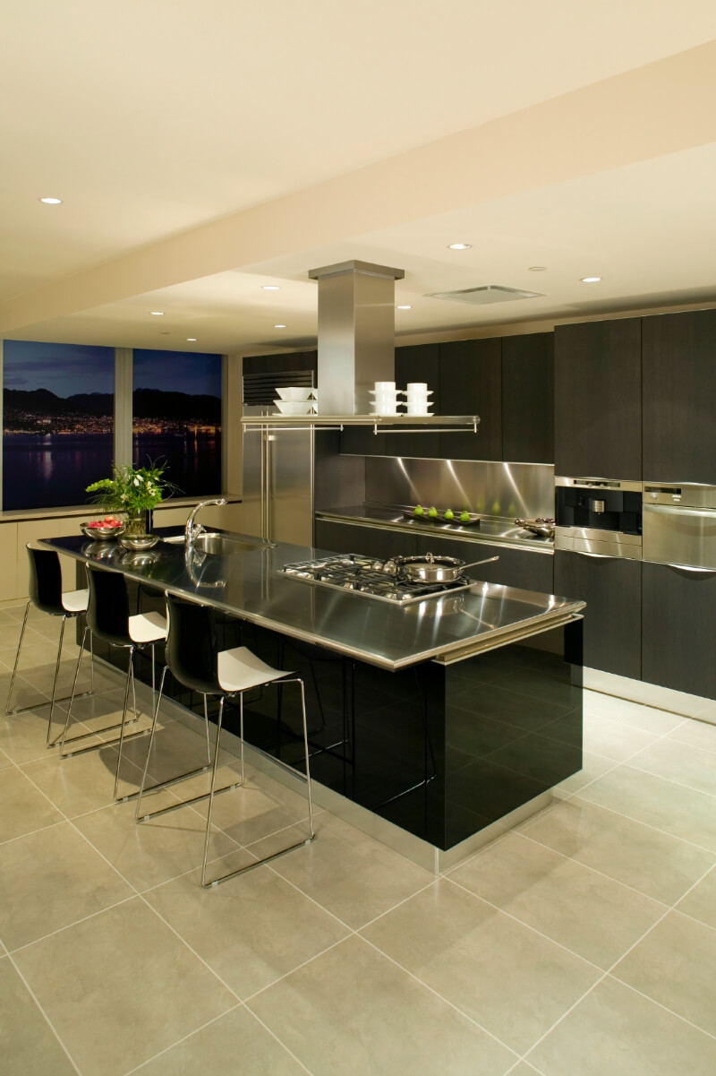 cuisine-moderne-avec-îlots-noirs-et-brun-foncé-style-européen