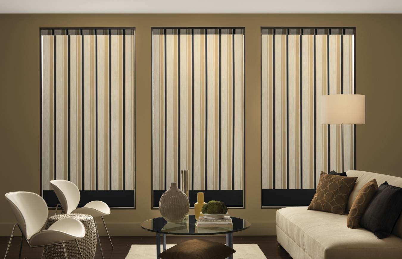 rideaux-de-salon-modernes-design-avec-chaises-blanches et verre