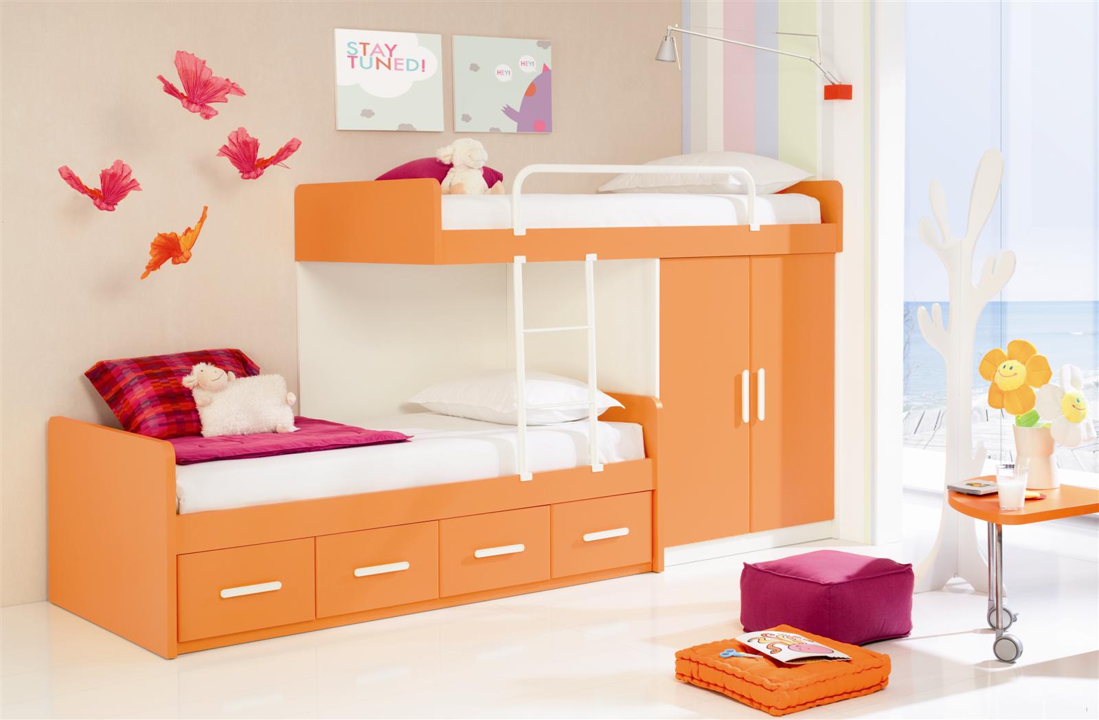 lit-superposé-en-bois-orange-et-échelle-en-métal-blanc-aussi-barrières-et-tiroirs-de-rangement-sous-lit-aussi-petite-armoire-dessous-et-enfants-couverts-de-couleur-blanche- chambre-peinture-idées