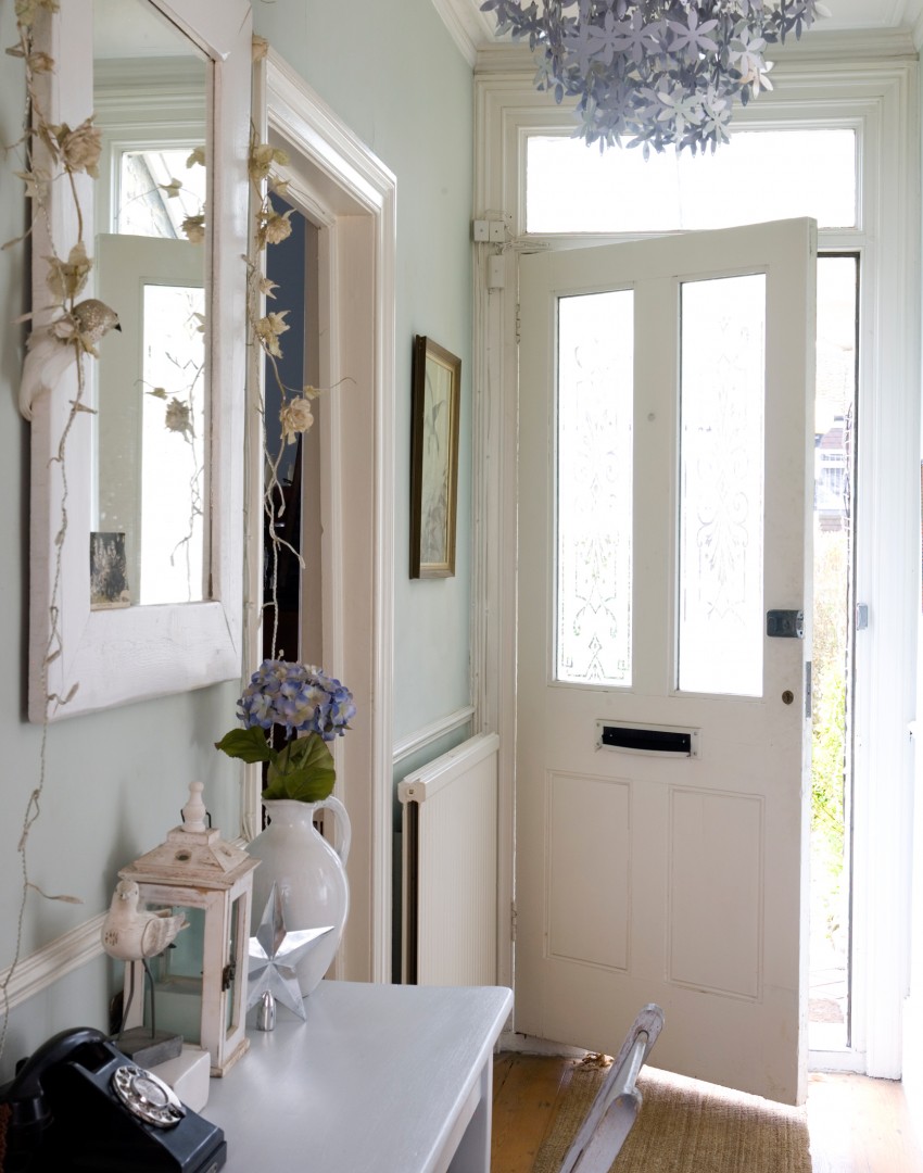 couloir-vert-pâle-avec-lustre-floral-argent