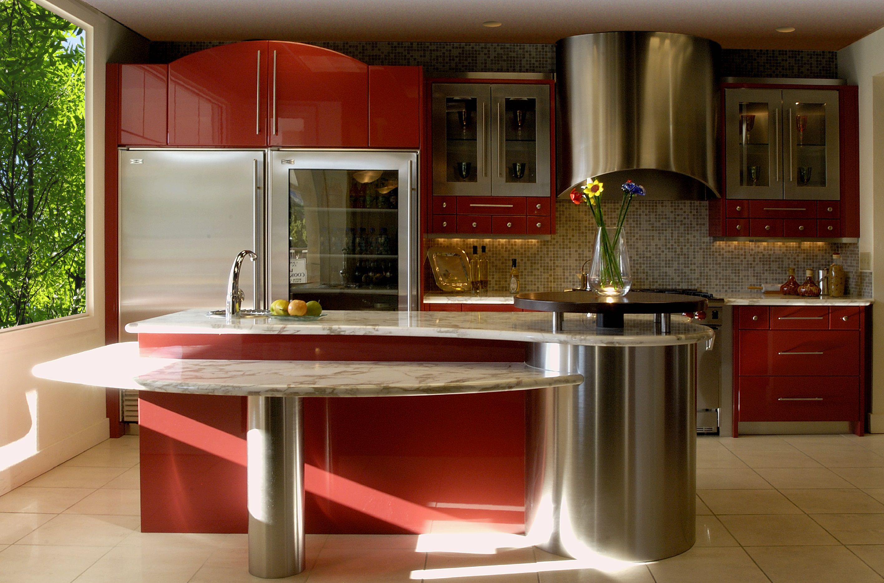 intérieur-agréable-pour-une-chambre-spacieuse-utilisant-des-armoires-de-cuisine-rouges-modernes
