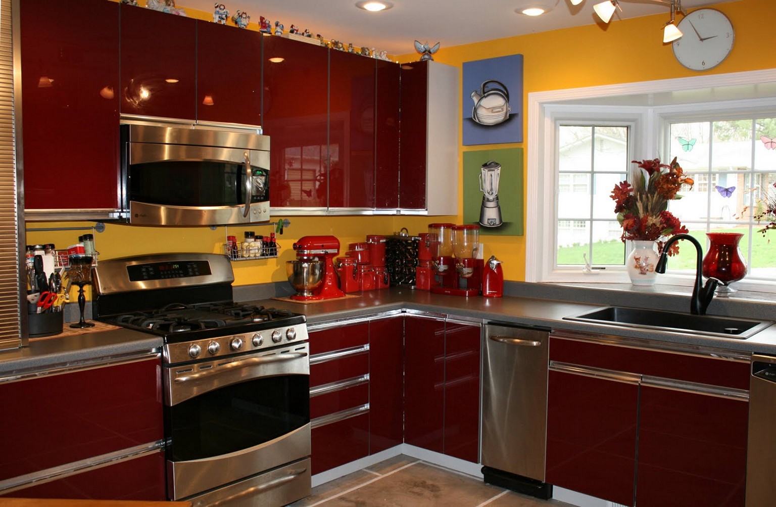 décoration de cuisine rouge et jaune