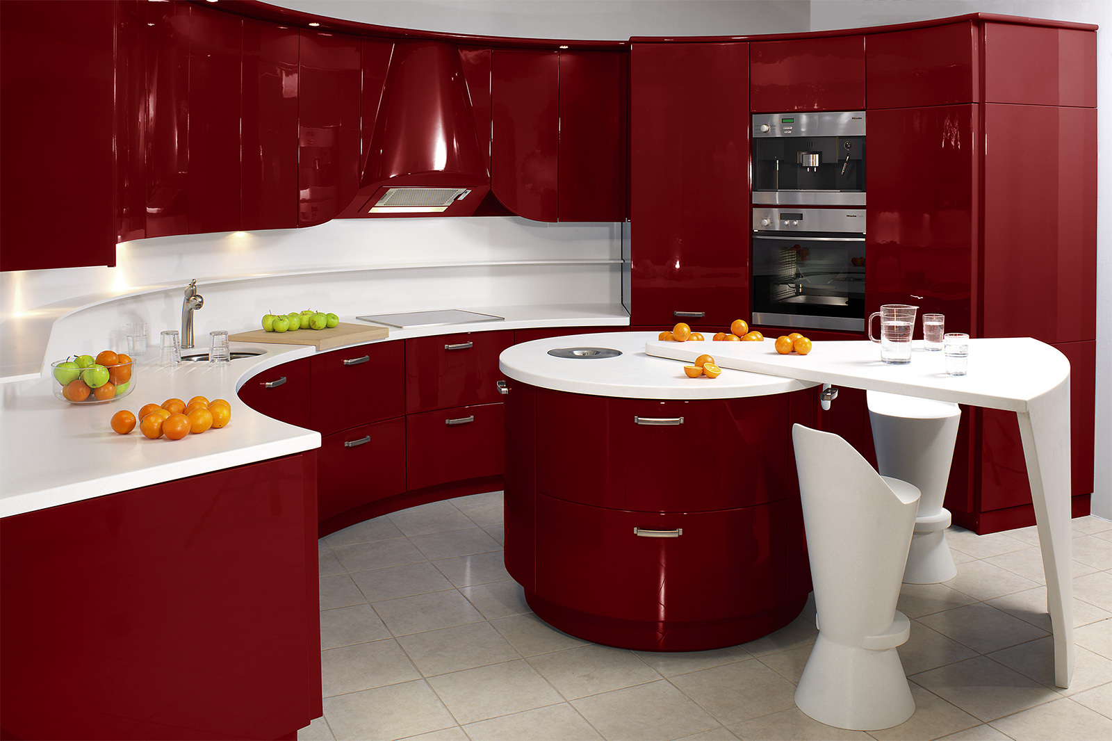 armoire-courbe-rouge-raffinée-utilisant-un-comptoir-gagnant-pour-la-décoration-de-cuisine