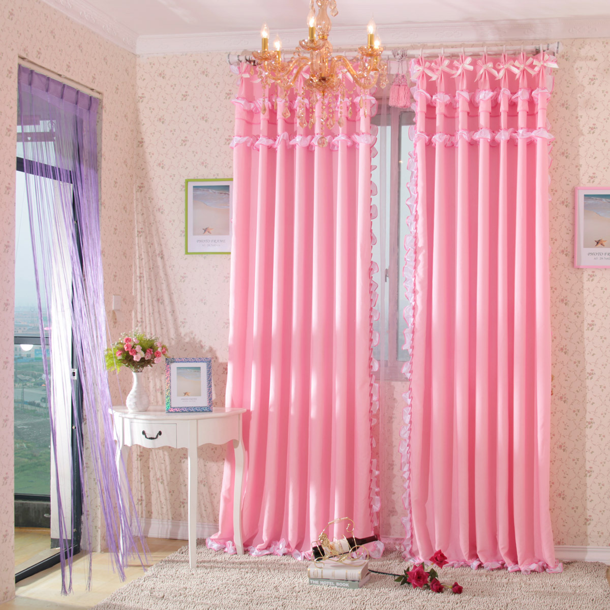 remarquable-rose-chambre-rideau-en-impressionnant-floral-mur-design-chambre-avec-vase-blanc-table-et-merveilleux-lustre-or-aussi-gris-shag-tapis-magnifique-rose-couleur
