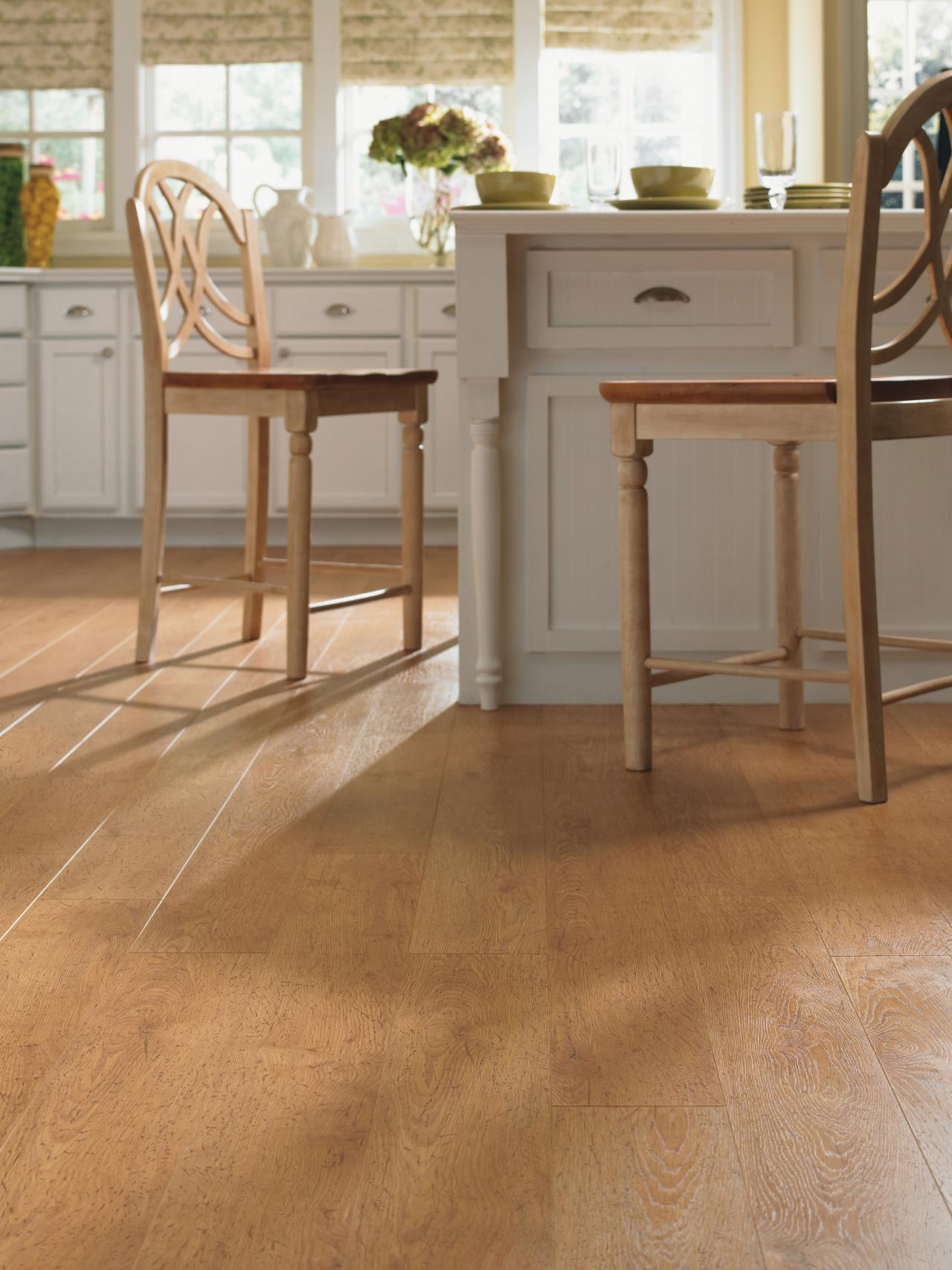 sp0812_farmhouse-floor_s3x4-jpg-rend-hgtvcom-1280-1707