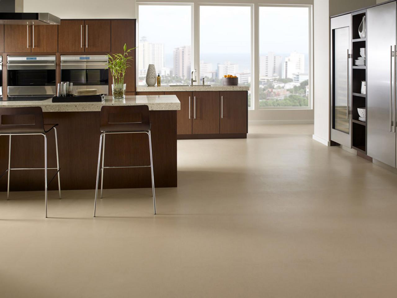 sp0826_urban-cork-floor_s4x3-jpg-rend-hgtvcom-1280-960
