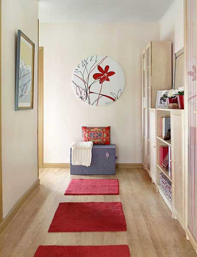 petit-couloir-design-avec-mur-art-et-accents-rouges-785x1024