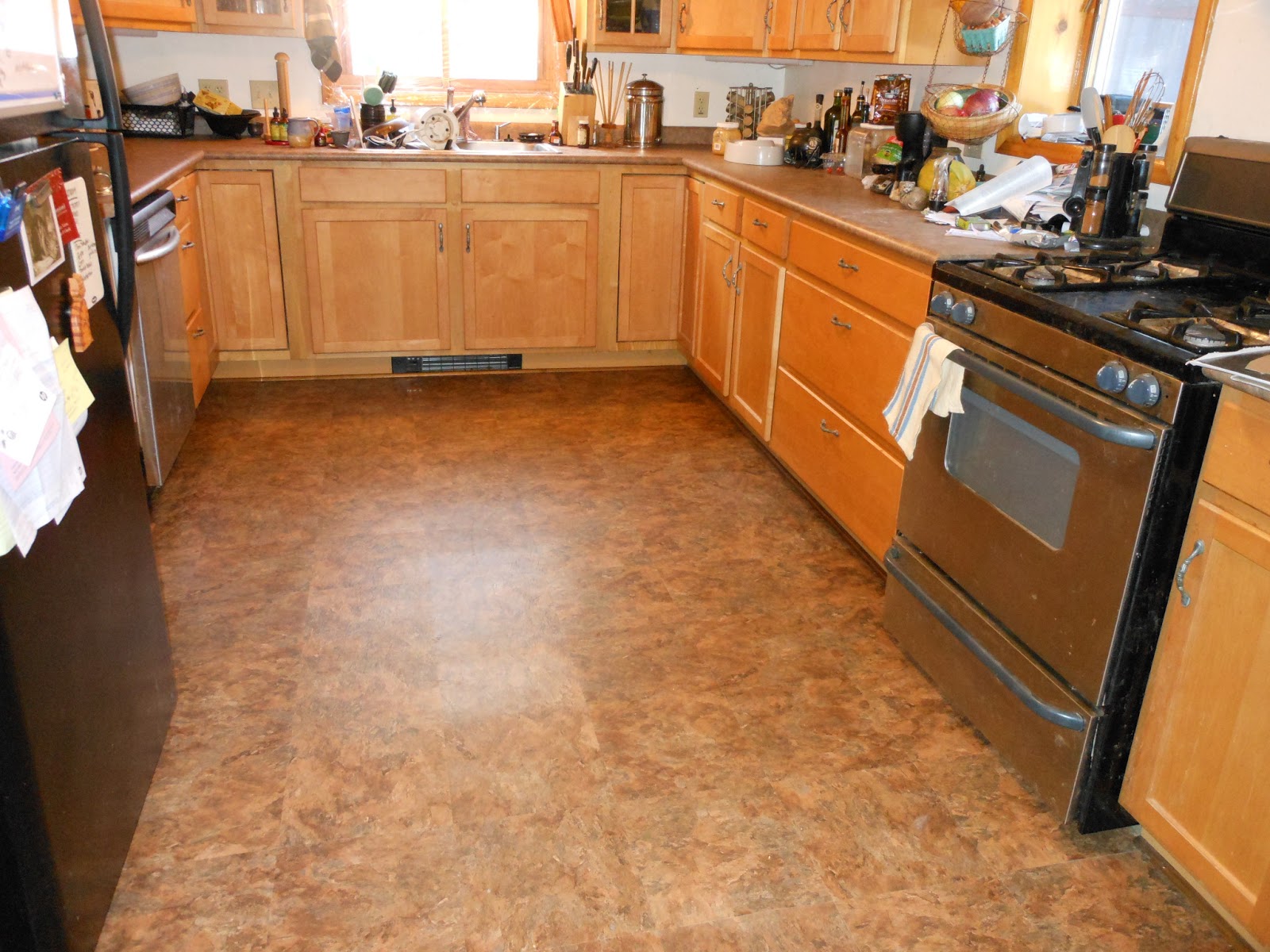 tendance-cuisine-carrelage-de-sol-en-beton-matiere-en-brun-couleur-idee