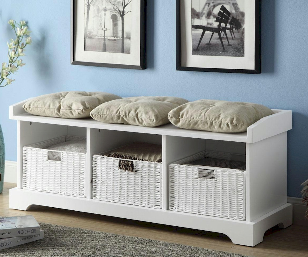 un-banc-en-bois-blanc-design-avec-des-boîtes-de-rangement-en-rotin-blanc-en-dessous-et-trois-coussins