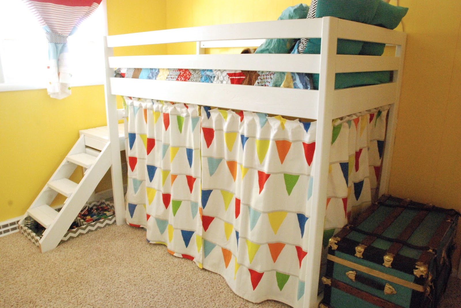 accessoires-divin-image-de-chambre-enfant-décoration-utilisant-bleu-et-rouge-rayure-ikea-rideau-pour-enfants-y compris-jaune-chambre-d'enfant-mur-peinture-et-tente-colorée- lit-superposé-en-bois-blanc-beau-p