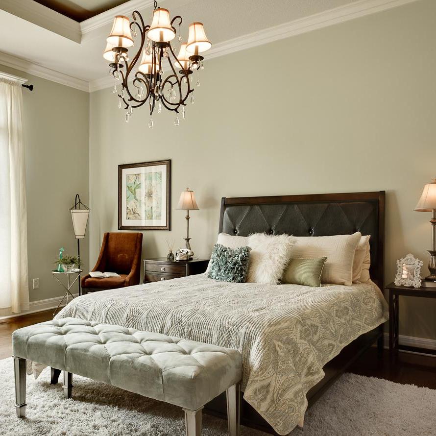 adorable-lustre-pour-chambre-design-avec-tapis-de-fourrure-blanc-sur-parquet-plus-chaise-a cote-de-lit-et-peinture-grise-mur-aussi-brun-chaise-coin