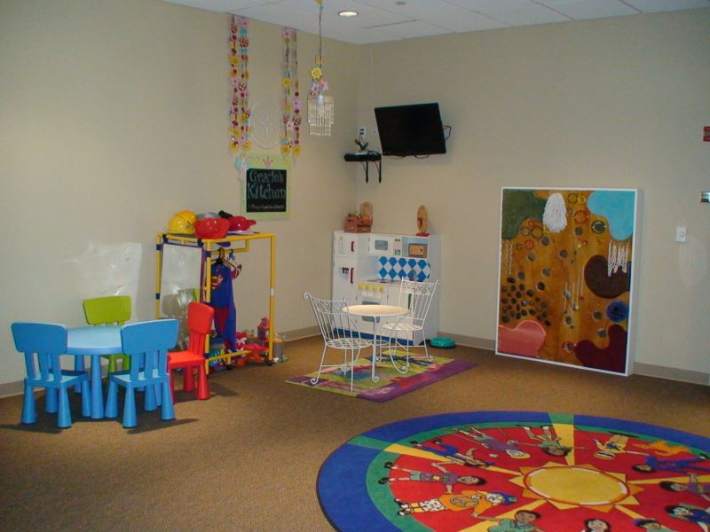 incroyable-kid-salle de jeux-conceptions-avec-tabouret-mammut-coloré-plastique-siège-et-rond-bleu-plastique-table-aussi-mignon-rond-tapis-plus-cool-pendentif-éclairage