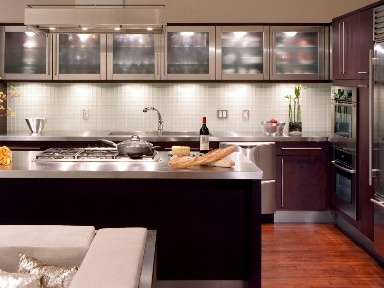 aug06decnews_smallkitchen-5-h-glass-cabinet-doors_s4x3-jpg-rend-hgtvcom-1280-960