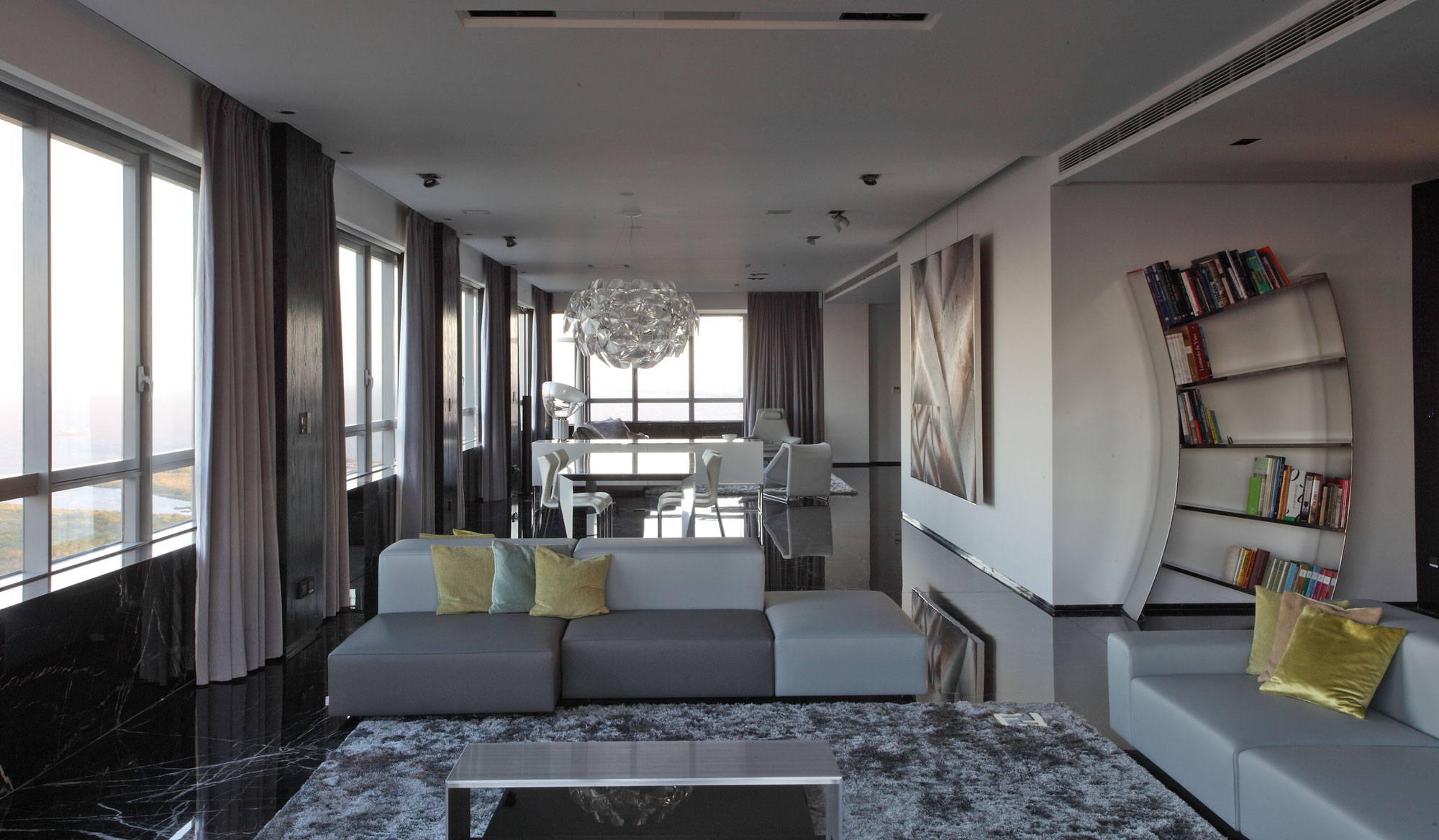 génial-maison-salon-design-intérieur-tête d'affiche-les-séduisants-rideaux-en-tissu-de-coton-gris-en-couverture-baies-fenêtres-et-tendance-cuir-gris-sectionnel-canapé-sectionnel-plus- gris-ardoise-tissé-safavieh-tapis-avec-di
