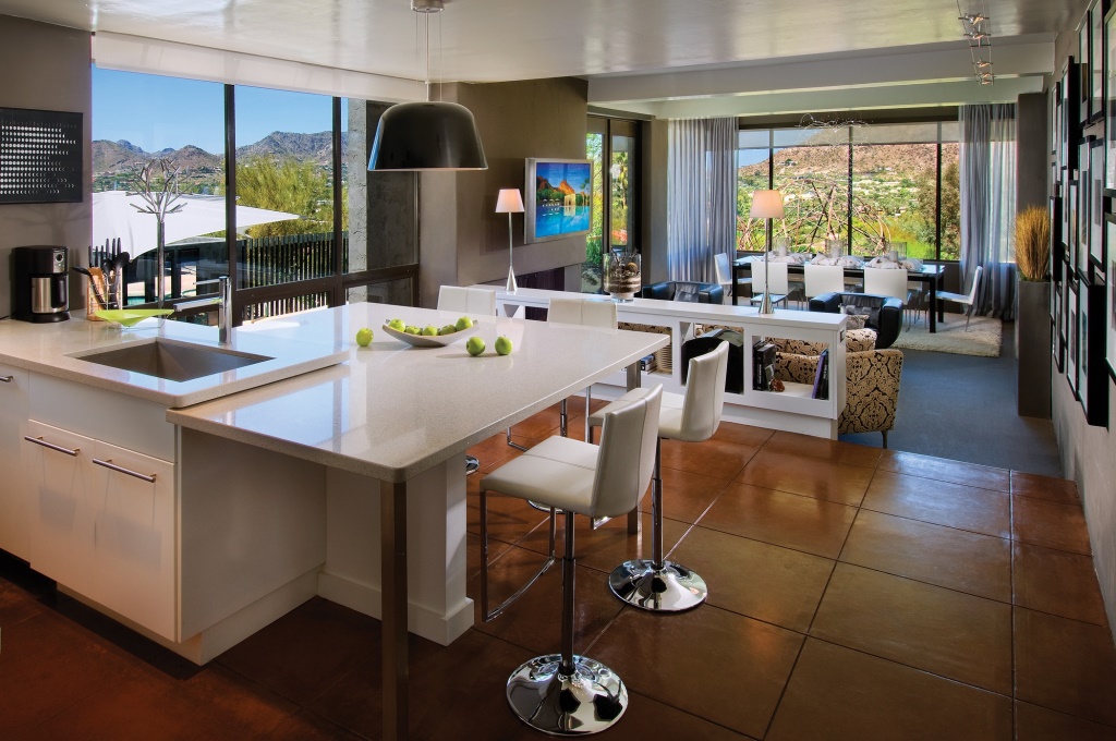 Superbe combo cuisine et salon moderne avec grande fenêtre en verre avec cuisine: idées de salon meubles de salon salon - KitchenDecor