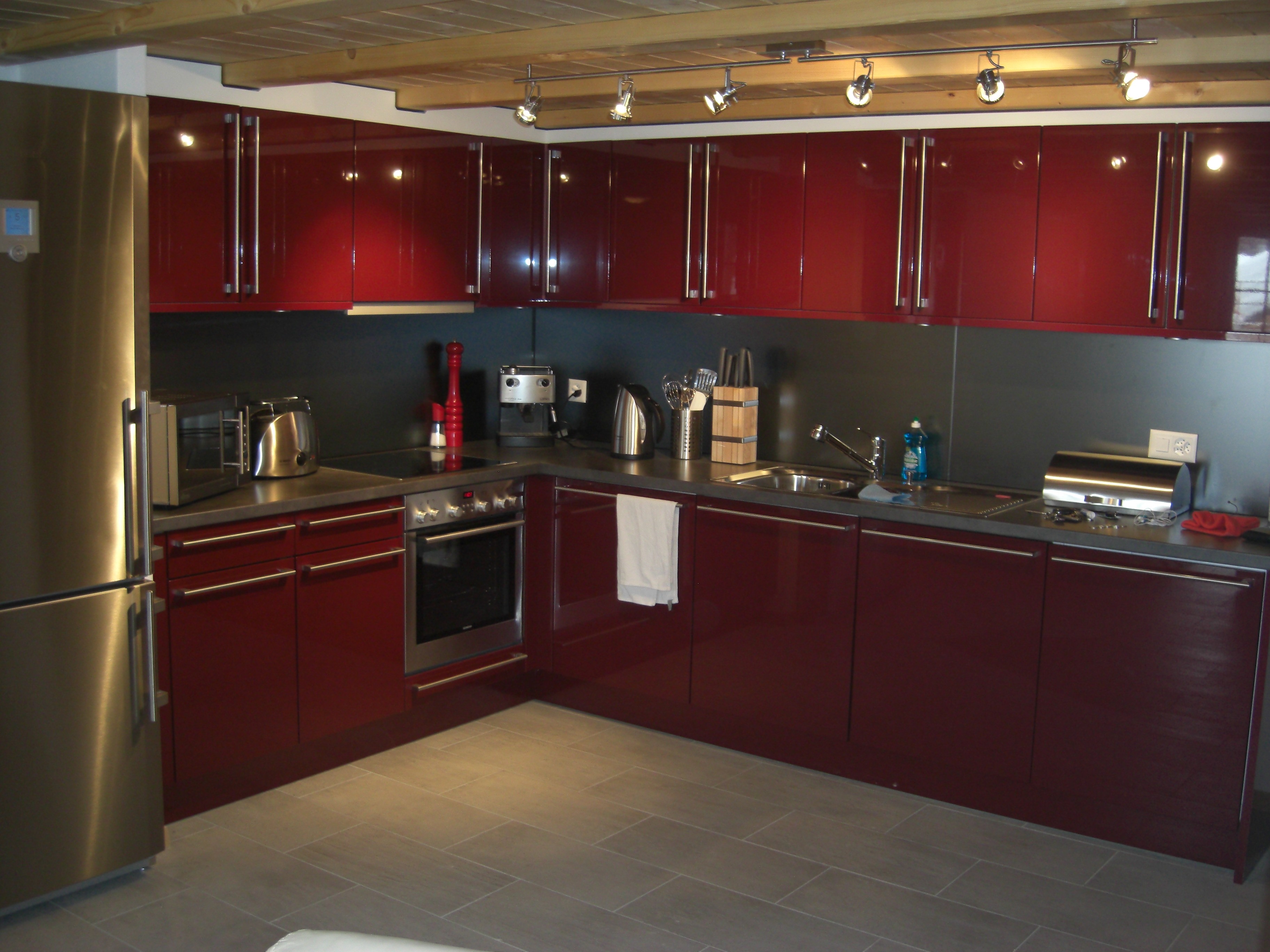 impressionnant-rouge-armoires de cuisine-peint-également-intérieur-en-céramique-étonnant-set-avec-dosseret gris-et-décoratif-fascinant-plafonnier-luminaires-avec-armoires-de-cuisine-modernes-aussi-cuisine- armoires-idées