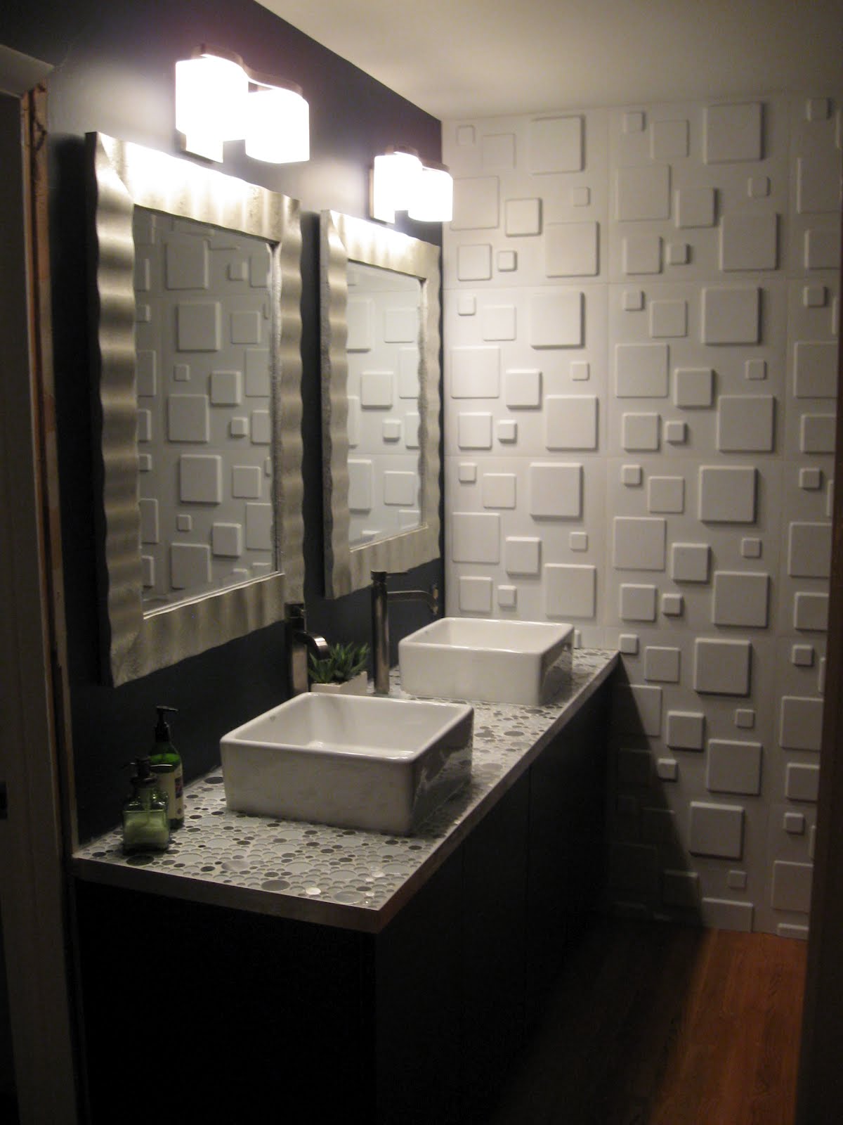 salle de bain-meubles-incroyable-moderne-salle-de-bain-avec-double-lavabo-ikea-salle de bain-vanité-avec-miroir-mural-carré-ajouté-appliques-luminaires-en-petite-salle-de-bain-decors-guilleret- ikea-bathroom-vanity-and-sin