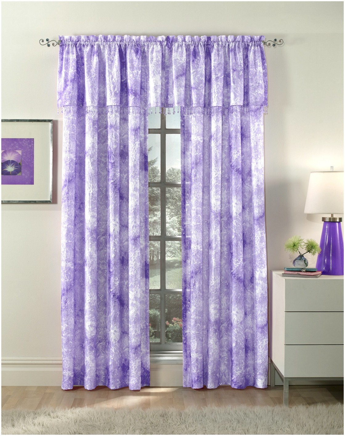 beau-violet-motif-floral-tige-poche-tissu-rideau-sur-grande-vitre-1120x1418