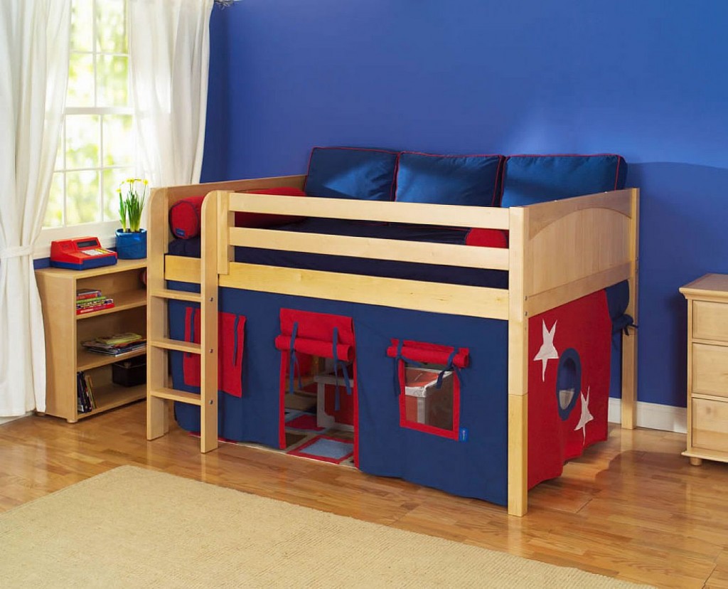 chambre-attrayant-garçon-enfant-chambre-décoration-utilisant-bleu-chambre-d'enfant-peinture murale-y compris-rouge-et-bleu-tente-bois de chêne-kid-ikea-lit superposé-et-blanc- kid-chambre-rideau-à couper le souffle-image-de-chambre-decoratio