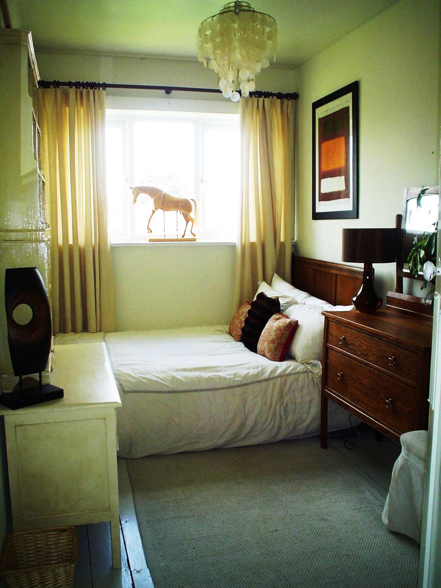 chambre-délicieux-vert-citron-mur-couleur-chambre-design-combine-avec-lit-blanc-et-crémeux-double-rideaux-latéraux-fenêtre-et-beige-table-d'appoint-en-bois-idées- for-best-best-paint-colors-for-small-bedro