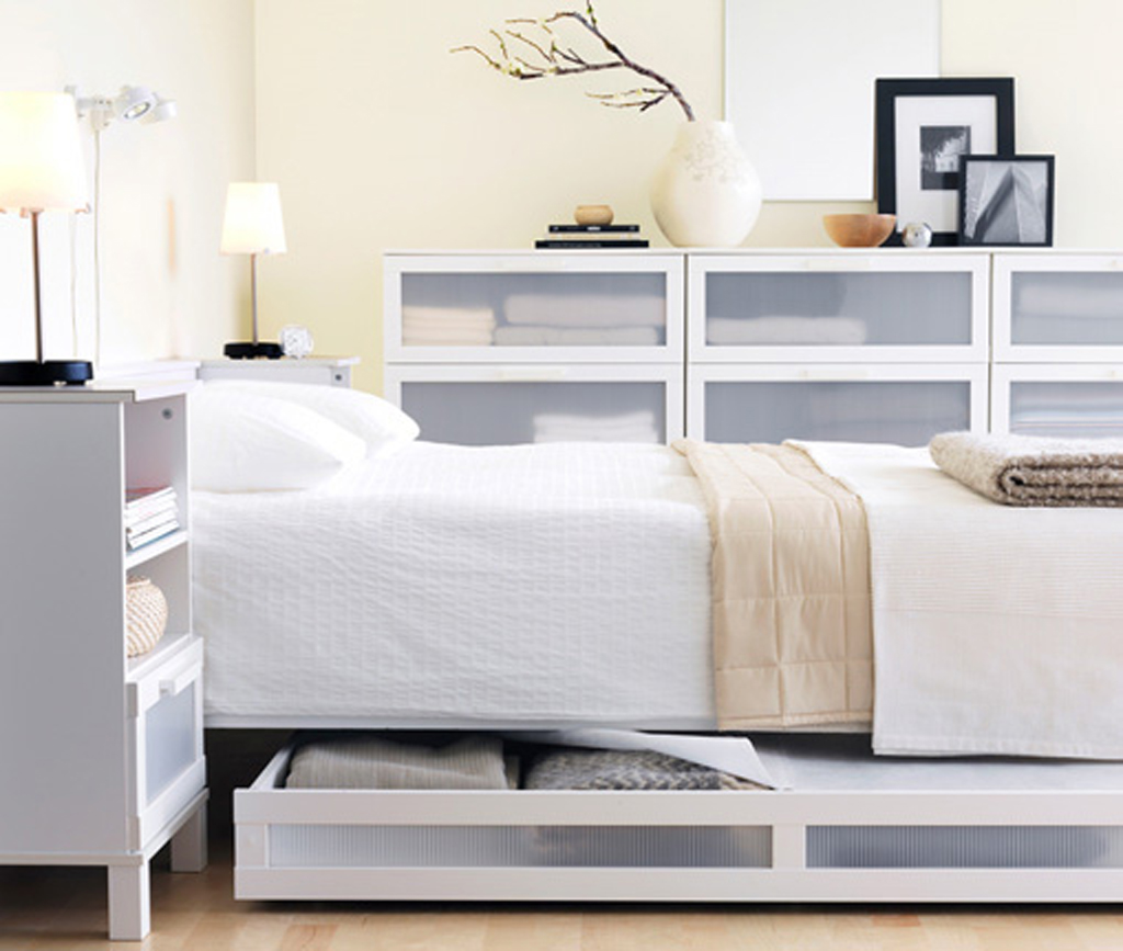 chambre-divine-moderne-blanc-chambre-décoration-idées-en utilisant-commode-rectangulaire-en-verre-blanc-glacé-y compris-ikea-blanc-chambre-meubles-et-rangement-en-verre-givré-cadre-de-lit-blanc- images-divines du lit