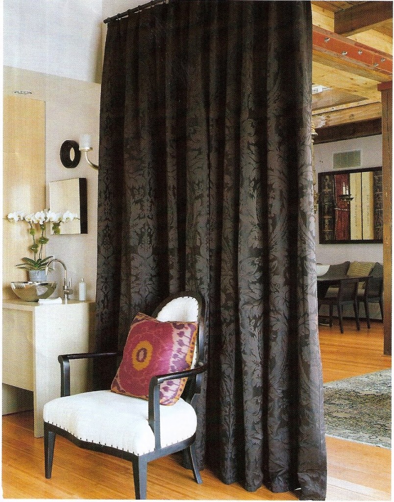 chambre-magnifique-maison-décoration-intérieure-avec-rideau-en-tissu-marron-diviseur-combine-avec-fauteuil-noir et blanc-plus-tapis-gris-sur-le-parquet-brun rideaux diviseurs inspirants