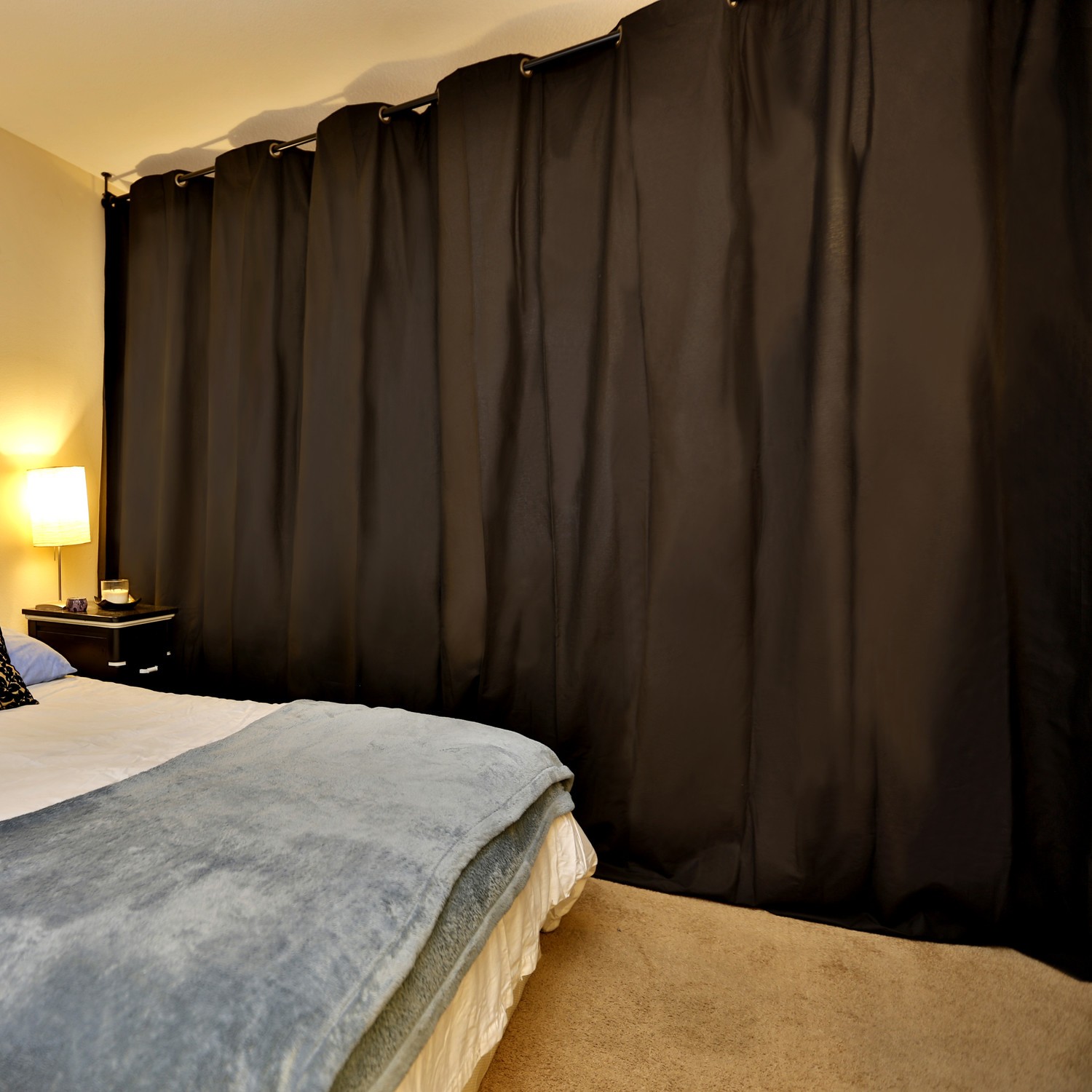 chambre-intérieur-diviseur-brun-foncé-chambre-de-sol-au-plafond-rideau-brun-foncé-chambre-rideaux-diviseurs