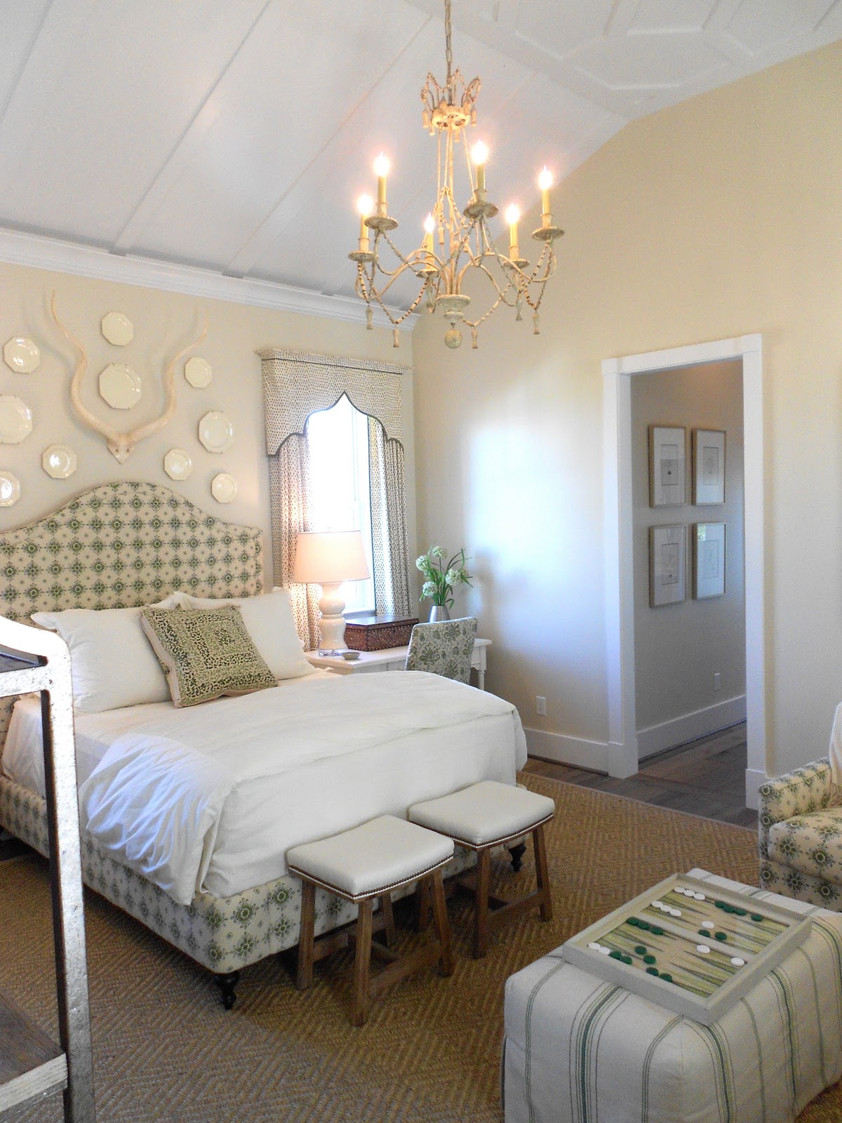 chambre-intérieur-moderne-laiton-pour-chambres-avec-lit-et-linge-de-lit-blanc-incroyable-lustres-dans-chambres-idées