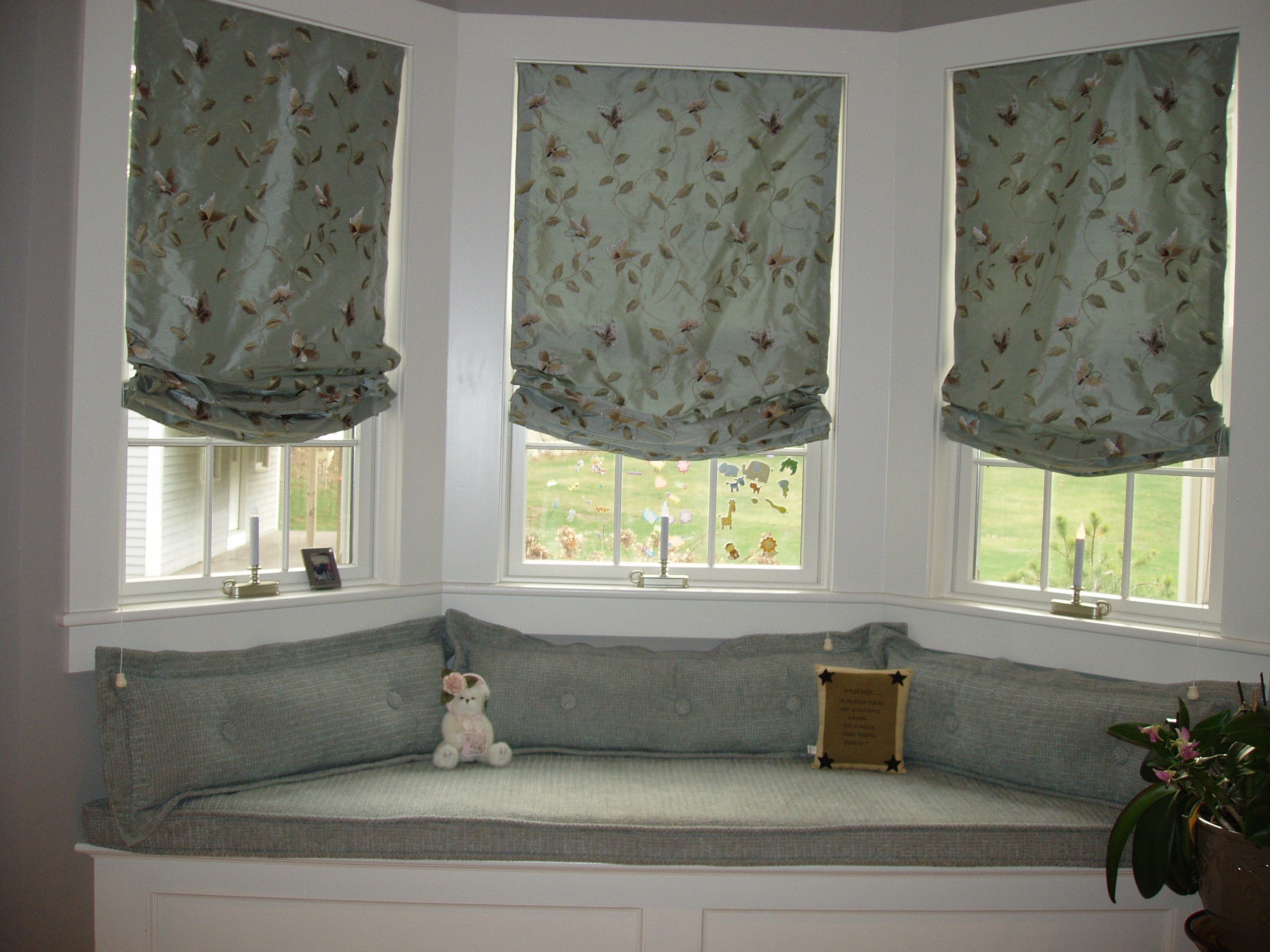 chambre-intérieur-cadre-en-bois-teint-blanc-baie-fenetre-pour-chambre-principale-utilisant-gris-motif-floral-abat-jour-combiné-avec-blanc-banc-de-rangement-utilisant-coussin-coussin-gris- traitements-fenêtre-chambre-maitre