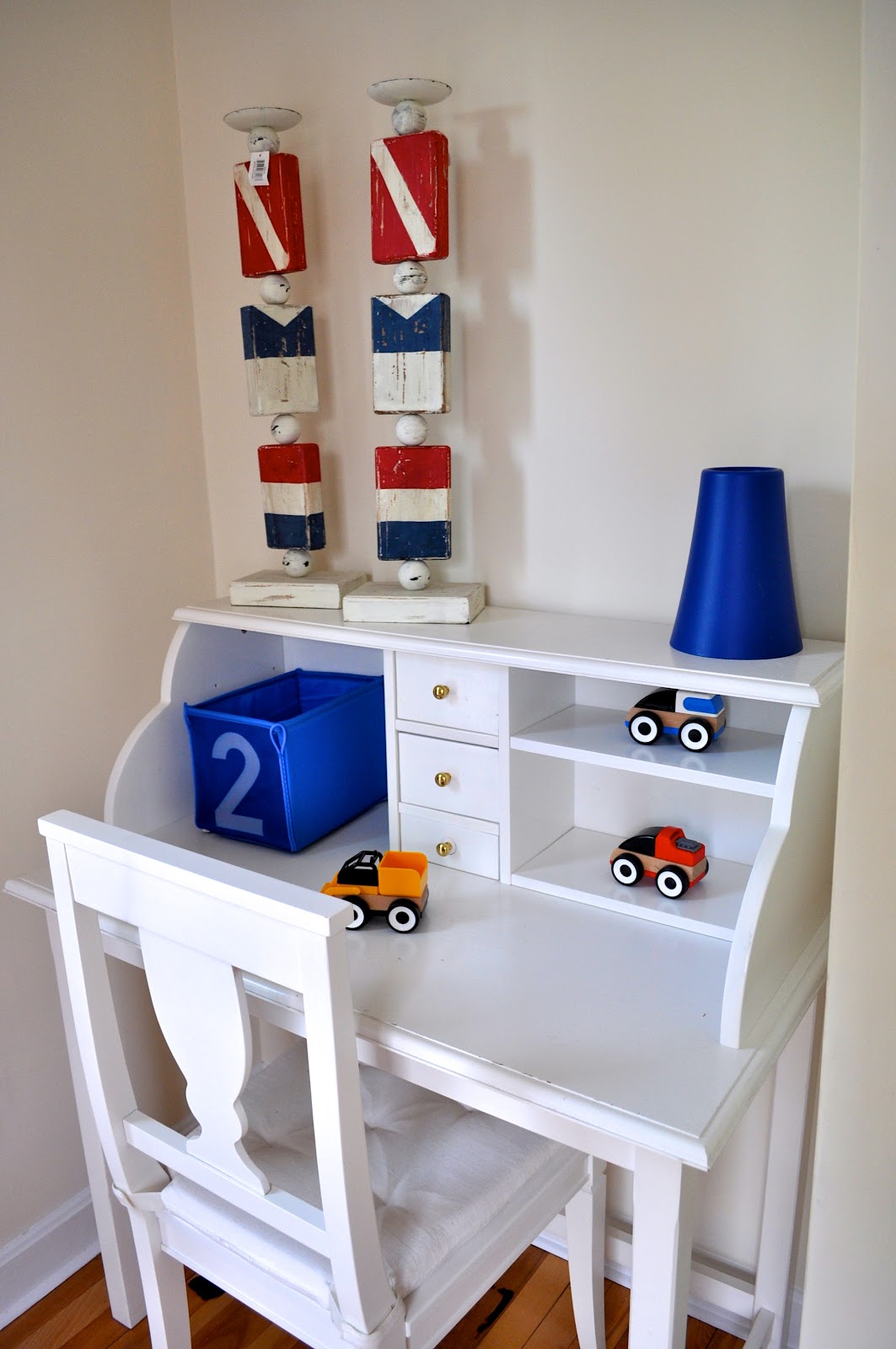 chambre-salle de jeux-pittoresque-blanc-bureau-table-par-ikea-pour-enfants-avec-design-confortable-coloré-et-belle-chambre-pour-enfants-designs-par-ikea-ikea-chambre-pour-enfants-étagères- ikea-kids-chambre-mobilier-ikea-chambre-jeunesse